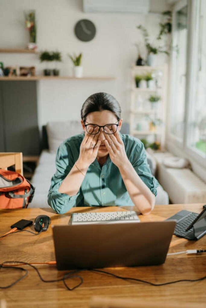 A Organização Mundial da Saúde (OMS) reconhece o burnout como fenômeno ocupacional. No Brasil, dados da Associação Brasileira de Psiquiatria apontam crescimento de 30% nos diagnósticos de transtornos mentais relacionados ao trabalho nos últimos cinco anos. O Dr. Cristiano Belem oferece diagnóstico e tratamento de burnout em Porto Alegre, com avaliação clínica completa e abordagem baseada em evidências.