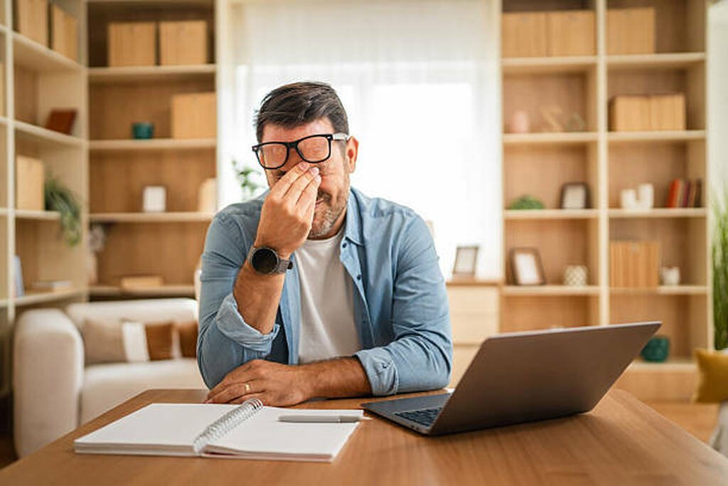 Psiquiatra especialista em burnout e esgotamento profissional em Porto Alegre. Diagnóstico e tratamento do esgotamento ocupacional com base científica. Dr. Cristiano Belem.