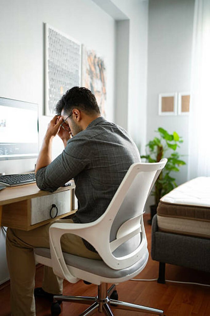 O burnout não é “frescura", fraqueza ou falta de comprometimento. É uma resposta biológica do organismo ao acúmulo de estresse ocupacional sem recuperação suficiente.