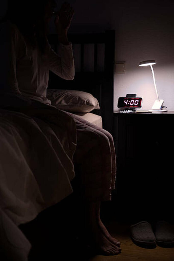Dificuldade para adormecer, sono fragmentado, acordar cedo sem conseguir voltar a dormir, ou dormir muitas horas sem recuperação: todos são sinais que merecem avaliação clínica.