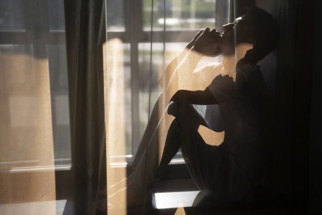 Como a depressão se apresenta de verdade
Um dos maiores equívocos sobre depressão é achar que ela sempre parece tristeza profunda e visível.