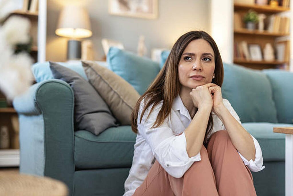 Entenda como uma vida confortável e previsível pode contribuir para padrões depressivos, segundo a ciência do comportamento.