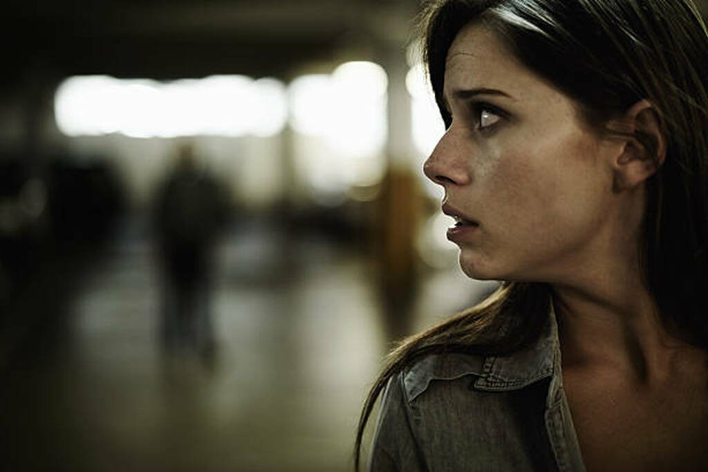 O Transtorno de Ansiedade Social vai muito além da timidez. Trata-se de um medo intenso e persistente de situações sociais em que a pessoa pode ser observada, avaliada e julgada por outras.