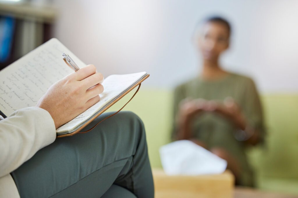 O psicólogo trabalha com psicoterapia e avaliações psicológicas. Não é médico e não prescreve medicamentos. O foco está nos processos mentais, comportamentais e emocionais, e o trabalho se desenvolve ao longo do tempo, em sessões regulares.
O psiquiatra é médico. Pode diagnosticar transtornos com base em critérios clínicos, prescrever tratamento farmacológico quando indicado e manejar situações de maior complexidade clínica, como quadros graves, comorbidades ou casos que não respondem a abordagens iniciais.
